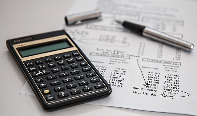 finances et taxations documents calculatrice crayon