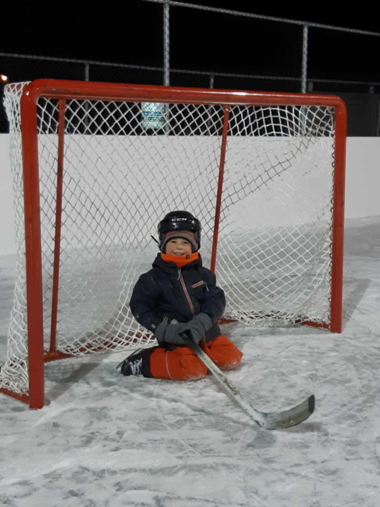 garçon dans but d'hockey patinoire