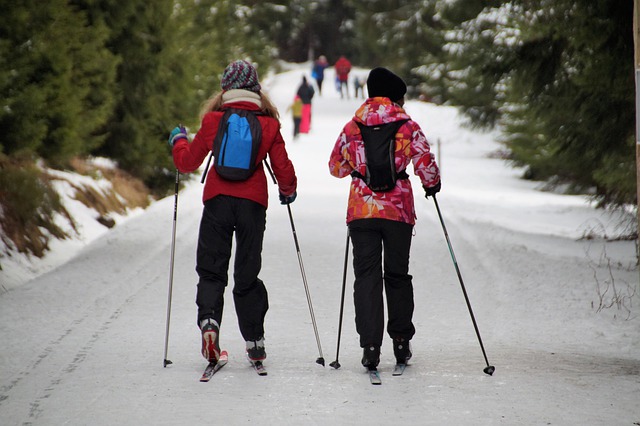 skieurs sentier de ski de fond