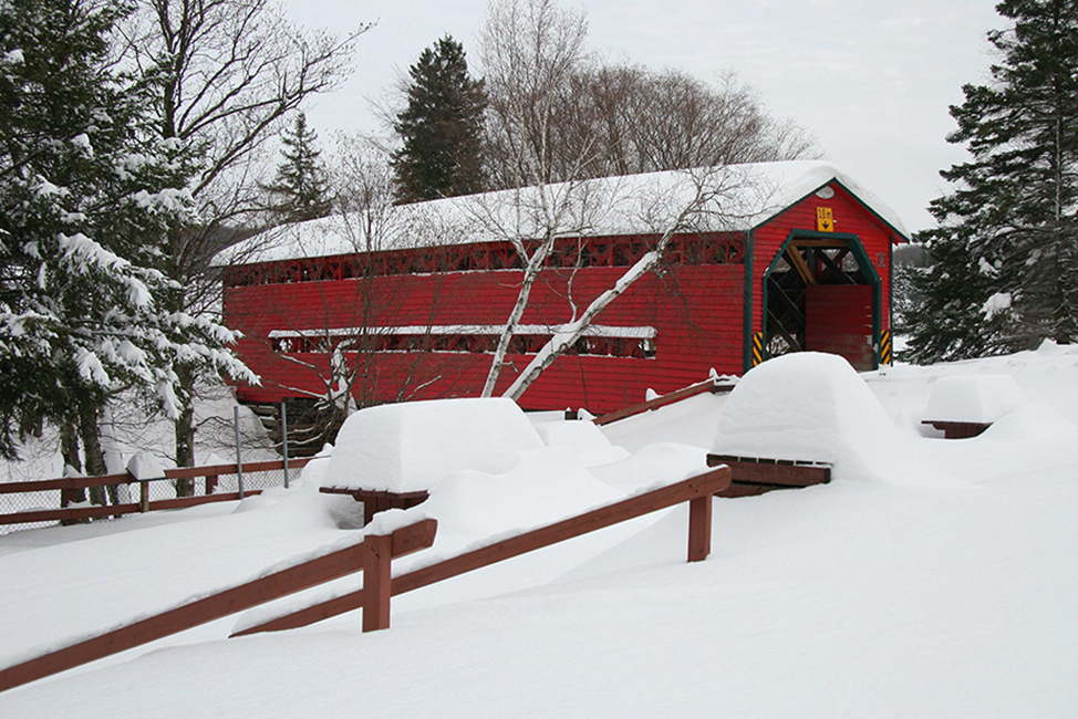pont couvert neige hiver