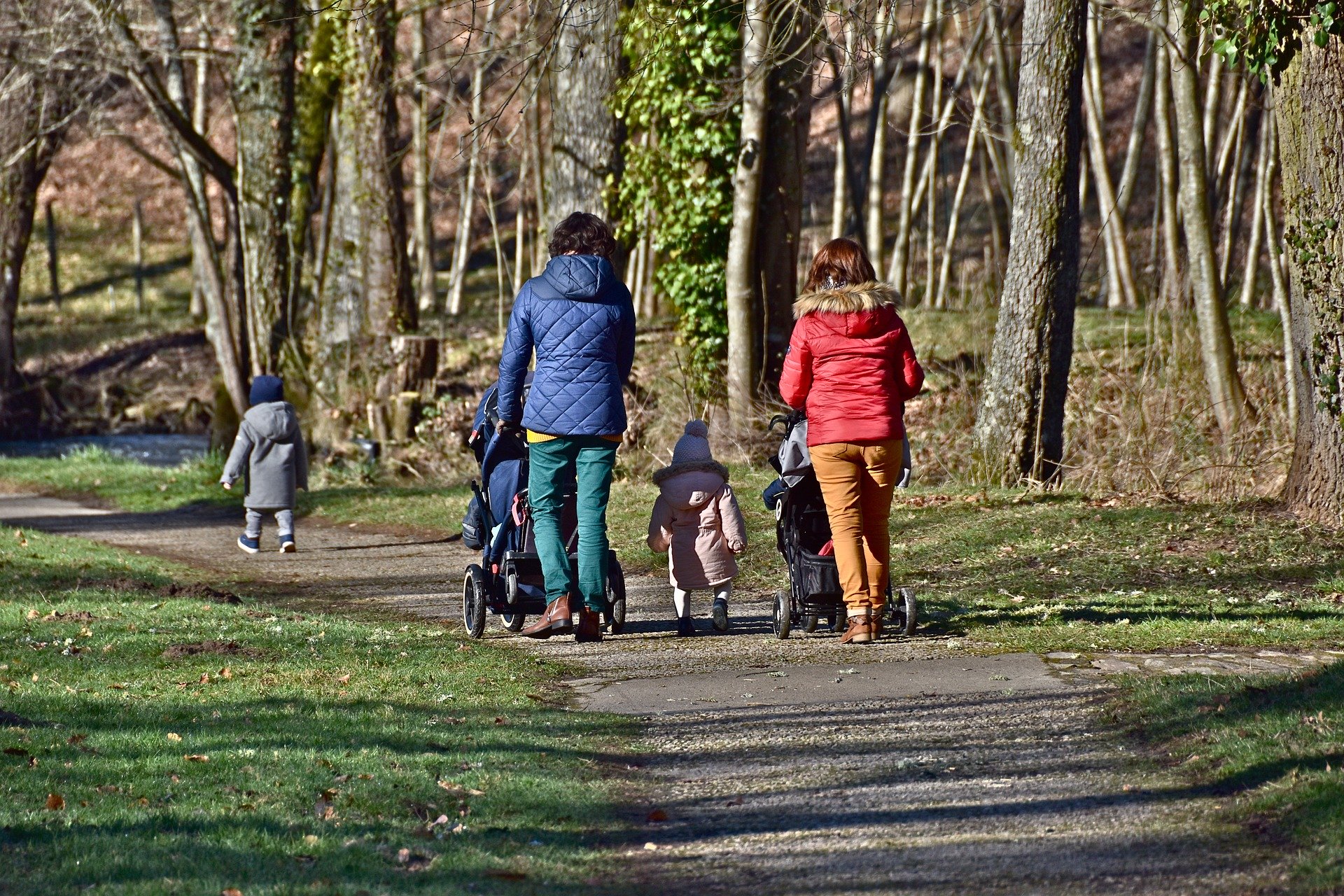 parents enfants promenade parc automne